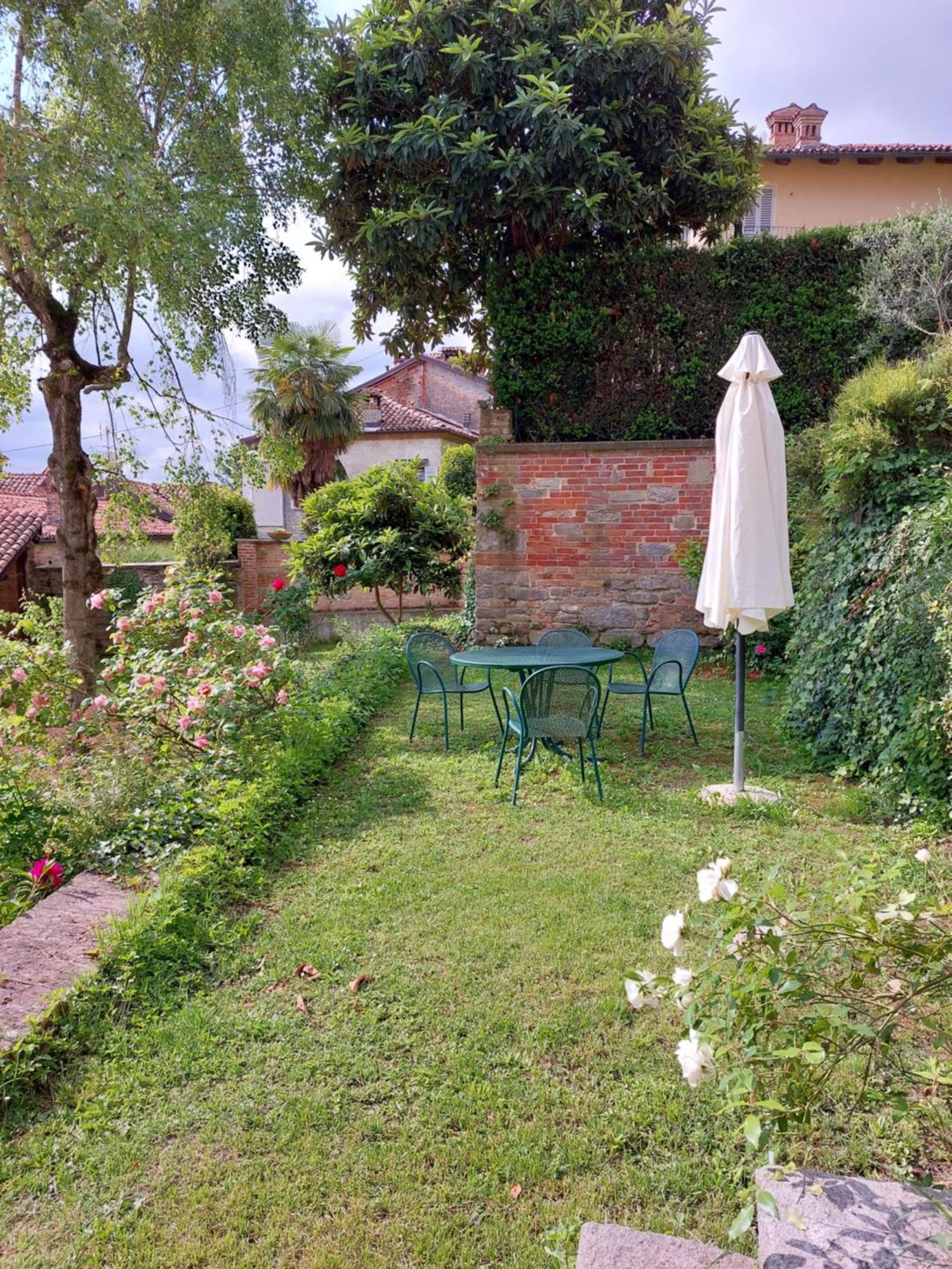 Il Giardino Di Olivia Appartement Guarene Buitenkant foto